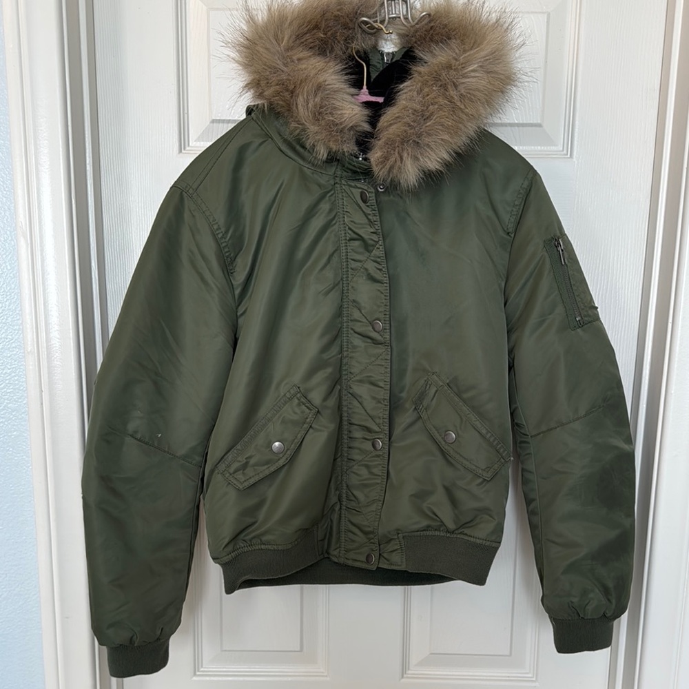 Stylish Olive Bomber Jacket with Faux Fur Trim